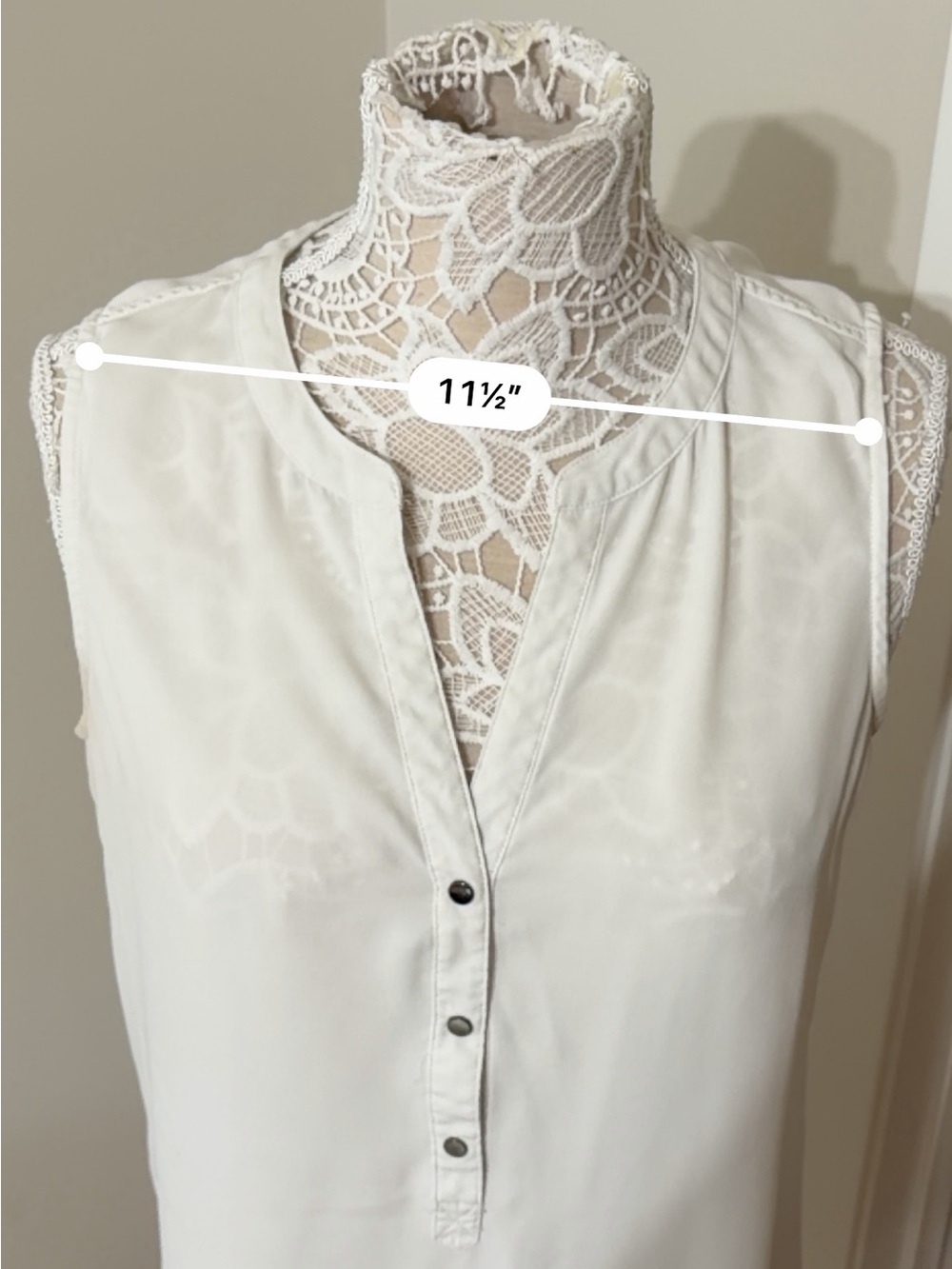 Women’s Blouse Bundle of 2 – Size Medium – White & Geometric Print - Picture 14 of 15